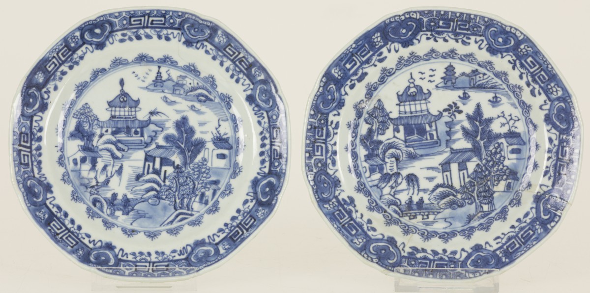 Een set van (2) porseleinen bordjes met landschapsdecor, China, Qianlong.
