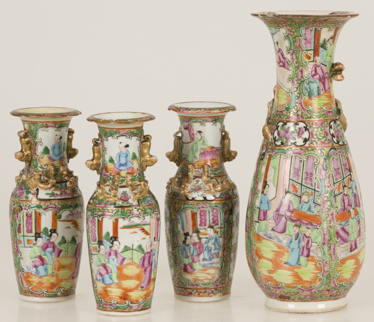 Een lot van (4) porseleinen vaasjes met Kanton decor, China, 19e eeuw.
