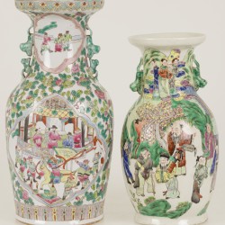 Een lot van (2) porseleinen vazen met floraal decor, China, eind 20e eeuw.