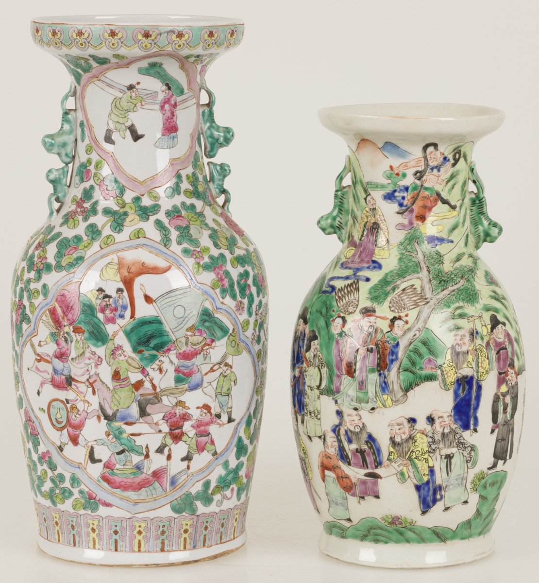 Een lot van (2) porseleinen vazen met floraal decor, China, eind 20e eeuw.