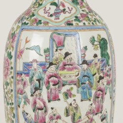 Een porseleinen balustervaas met floraal decor, China, 1e helft 20e eeuw.