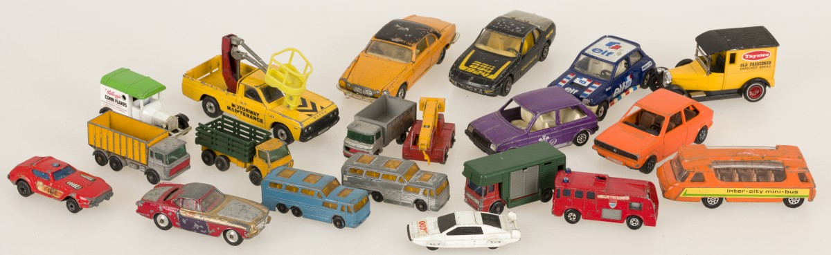 Een lot diverse speelgoed auto's, waaronder Matchbox en Corgi. Midden 20e eeuw.