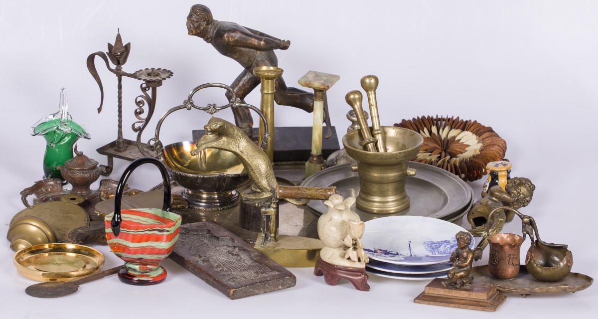 Een groot lot diversen waaronder houten en bronzen sculpturen, verzilverde objecten en diverse kandelaren.