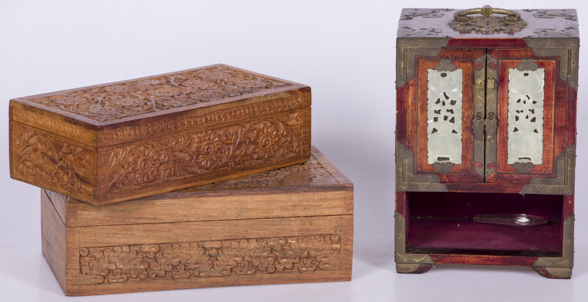 Een lot bestaande uit (2) kistjes in Indonesisch houtsnijwerk en een miniatuur kastje met inlegwerk, 20e eeuw.