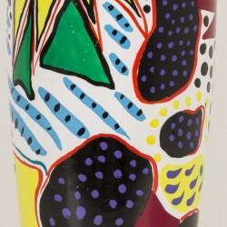 Marianne Y. Naerebout (Rotterdam 1958), Een Memphis-stijl gepolychromeerd geglazuurde design vaas, eind 20e eeuw.
