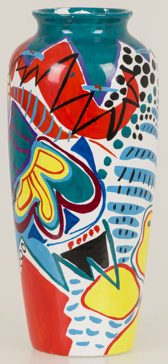 Marianne Y. Naerebout (Rotterdam 1958), Een Memphis-stijl gepolychromeerd geglazuurde design vaas, eind 20e eeuw.