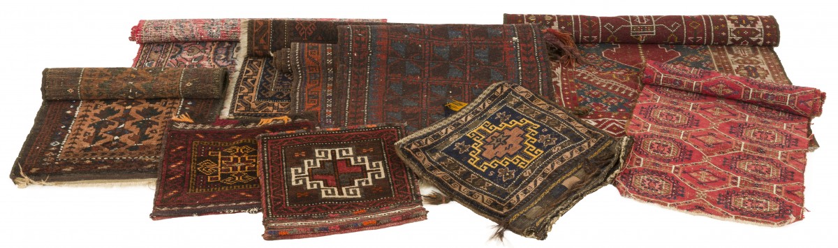 Een lot van (10) diverse tapijten en kussenslopen, 20e eeuw.