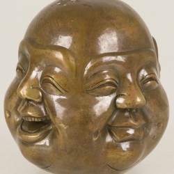 Een bronzen (4 faces) boeddha, gemerkt aan onderzijde. China, eind 20e eeuw.