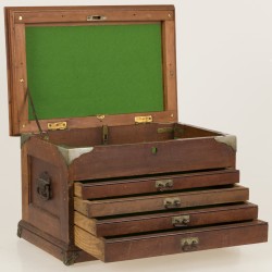 Een houten bestekcassette, Holland, circa 1900.