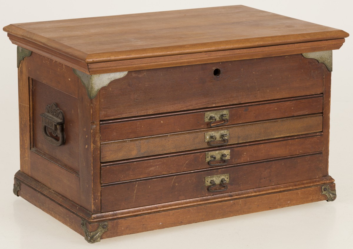 Een houten bestekcassette, Holland, circa 1900.