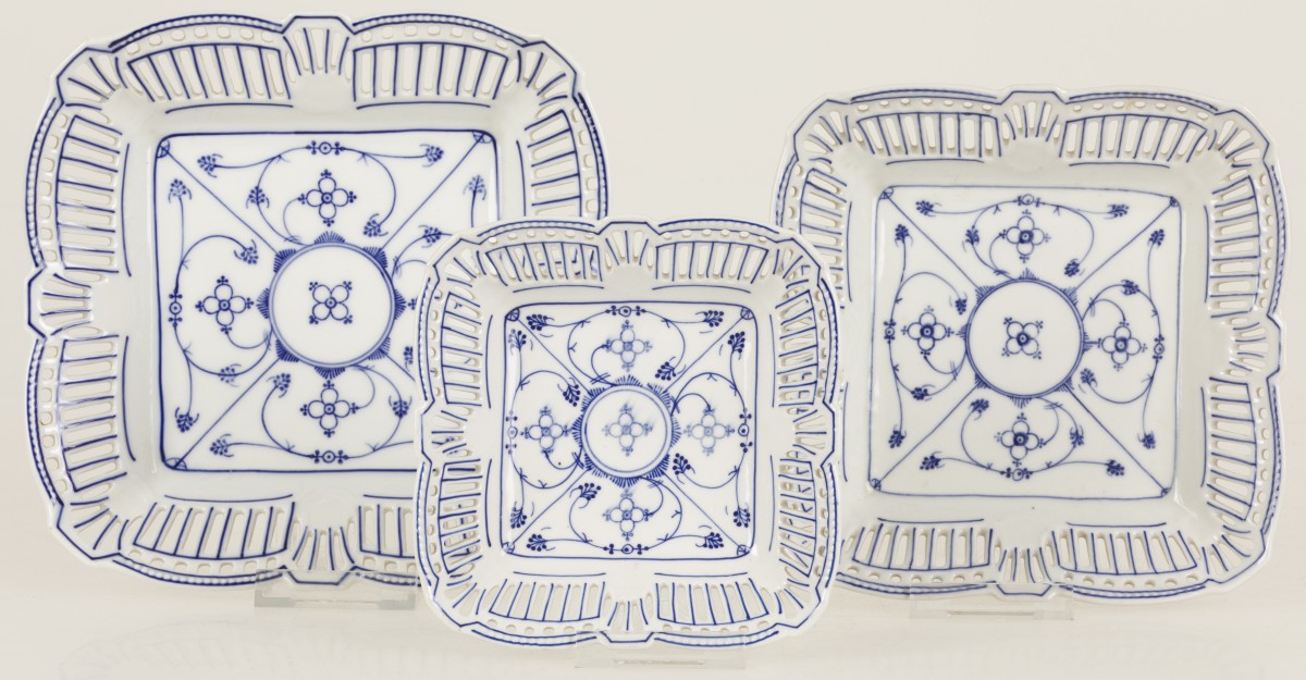 Een lot bestaande uit (3) porseleinen schalen met 'Zwiebelmuster' decor, Bavaria, Duitsland, 20e eeuw.