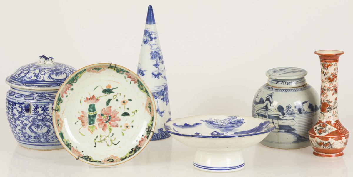 Een lot divers porselein waaronder een gemberpot en een steelvaas, China/Japan, 19e/20e eeuw.