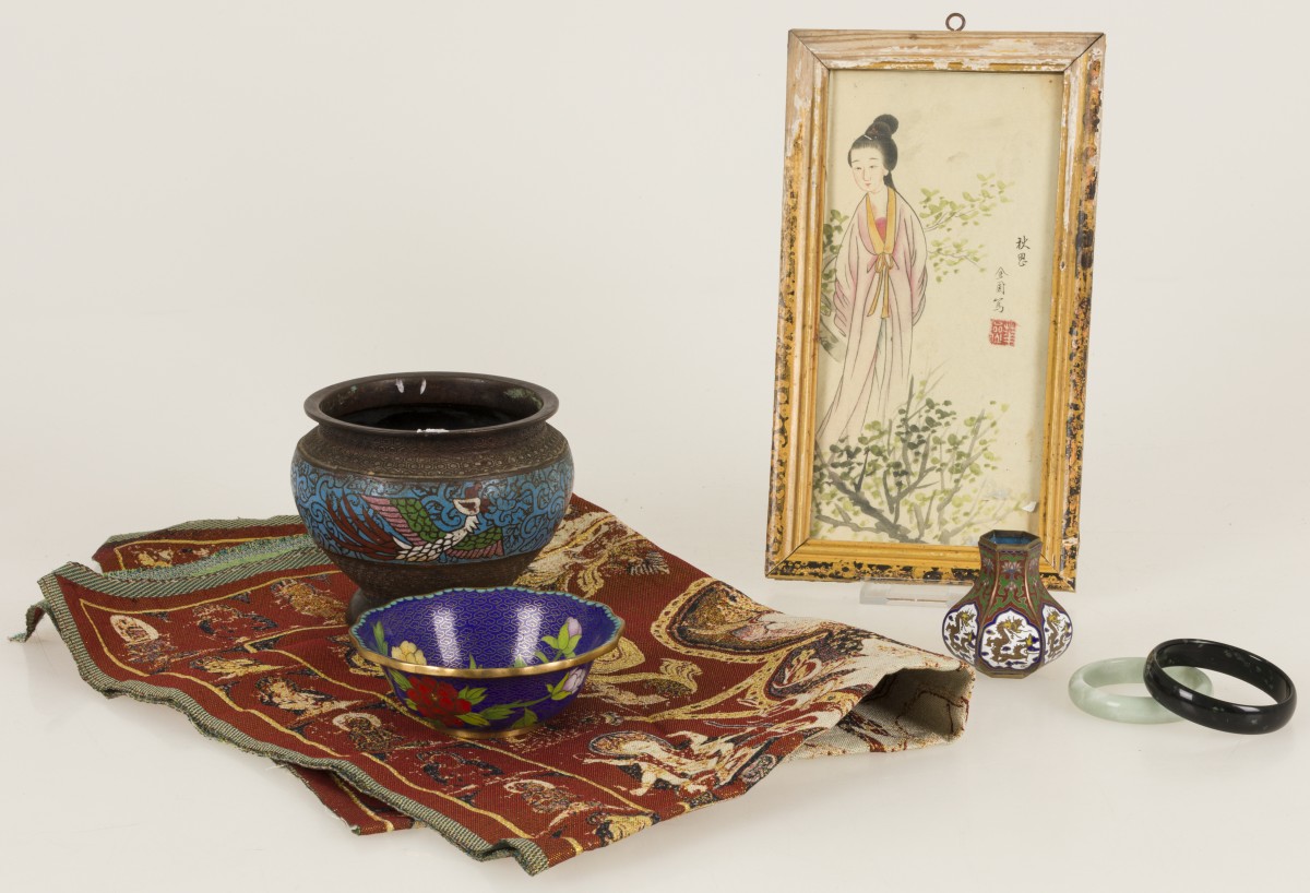 Een lot divers Aziatica waaronder cloisonné en een Thanga, Japan/China, 19e/20e eeuw.