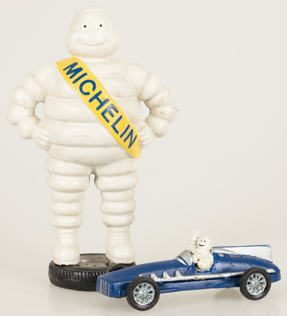 Een lot van (2) gietijzeren "Michelin" sculpturen. Eind 20e eeuw.