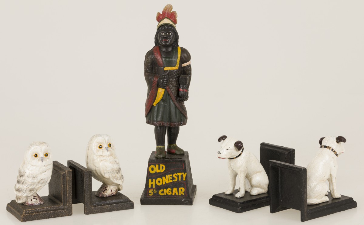 Een lot diverse gietijzeren objecten bestaande uit een spaarpot en twee sets boekensteunen waaronder "His Masters voice".