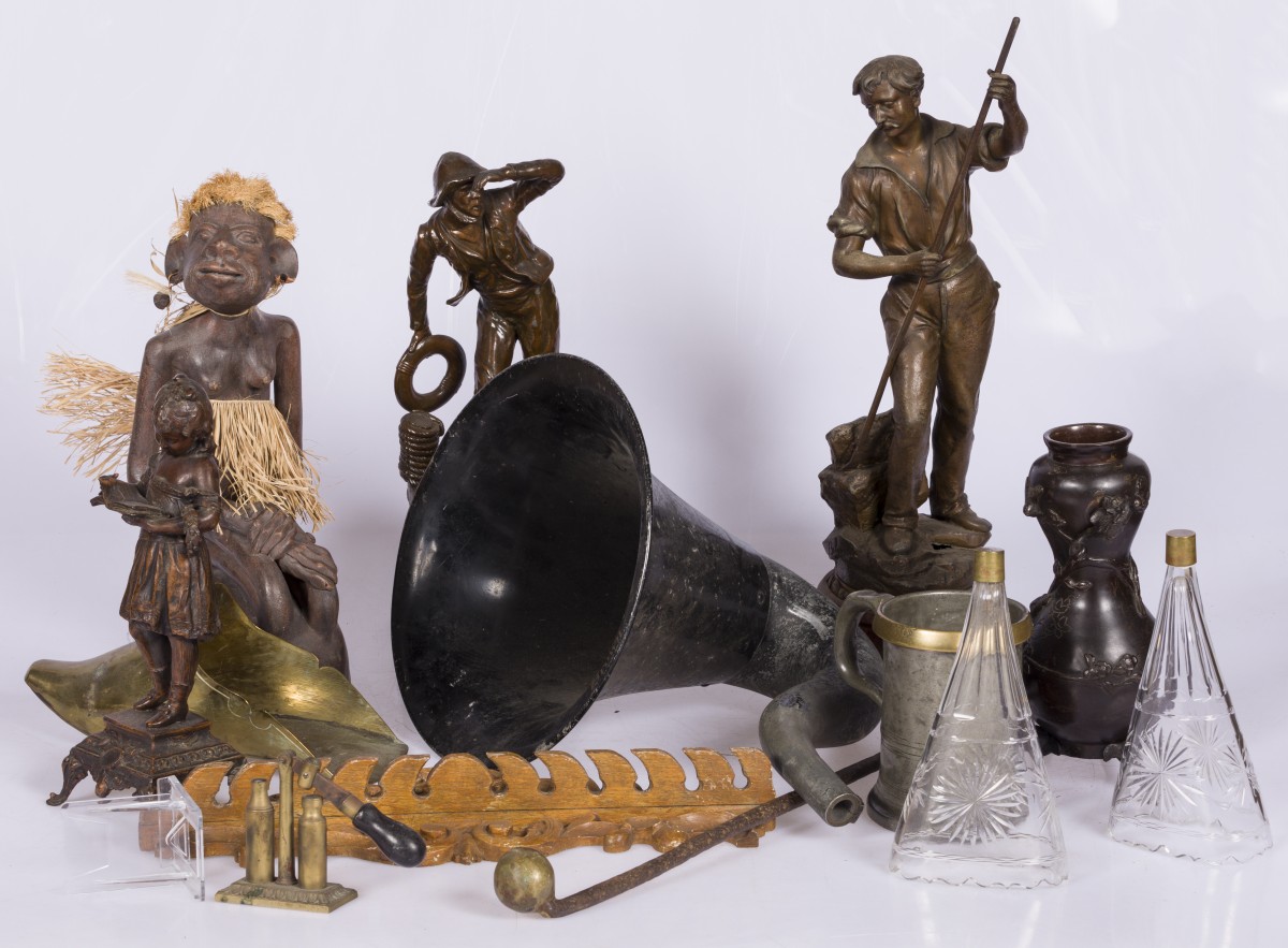 Een lot diversen waaronder een lepelrek en ZAMAK sculpturen.