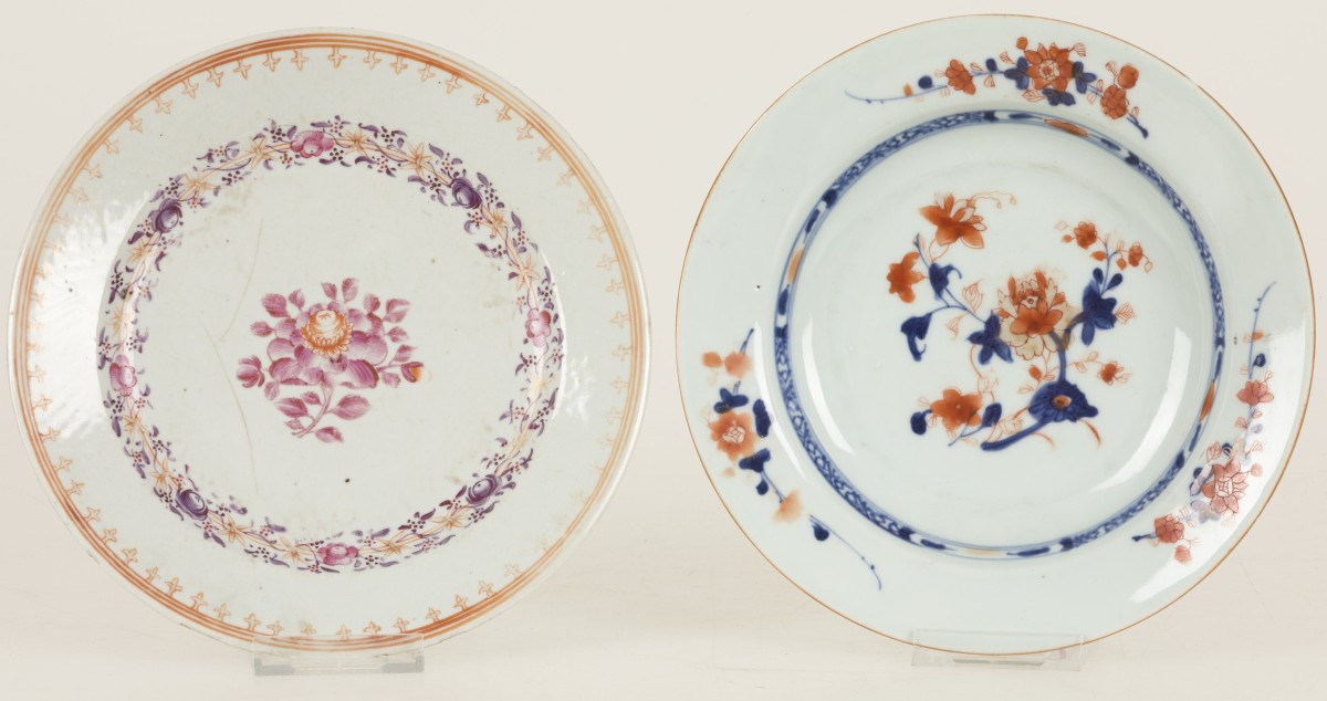 Een lot van (2) porseleinen borden waaronder met Imari decor, China, 18e eeuw,