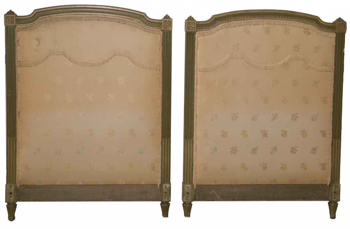 Een set van (2) Louis XVI-stijl hoofdeindes voor aan een bed, Frankrijk, mid. 20e eeuw.