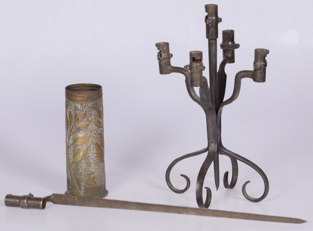Een WOI trench art kandelaber, daarbij een trench art vaas en een huisbajonet, 1e kwart 20e eeuw.