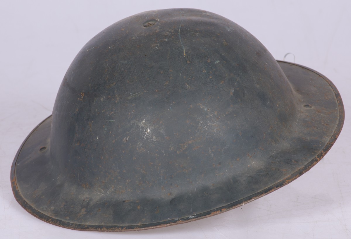 Een Brits/ Belgische WOII helm met binnenvoering, ca. 1945.