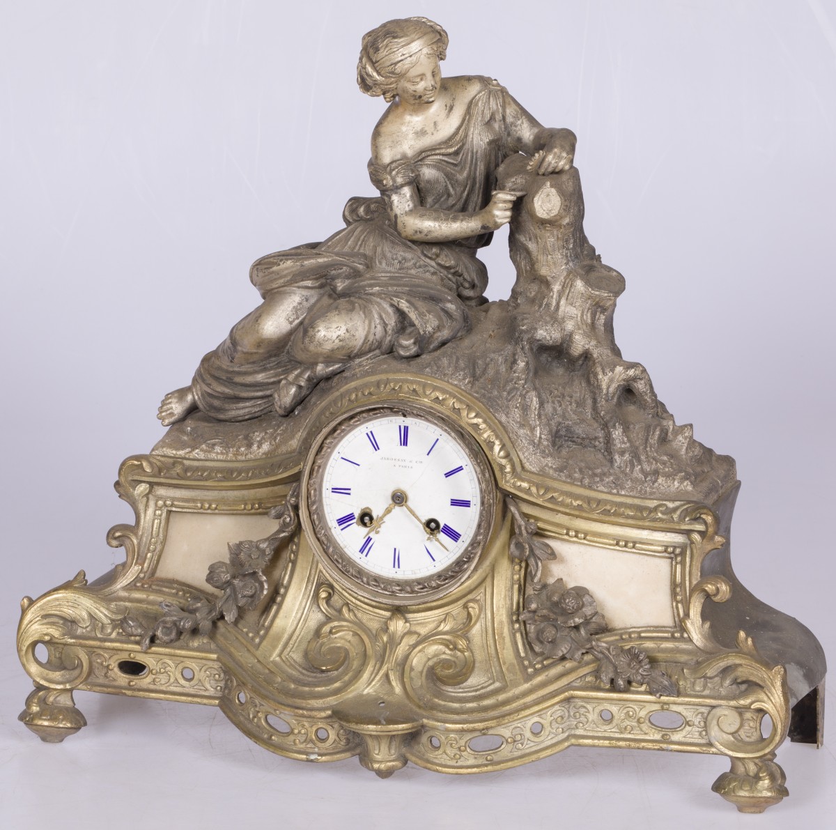 Een ZAMAK schouwpendule, Frankrijk, eind 19e eeuw.