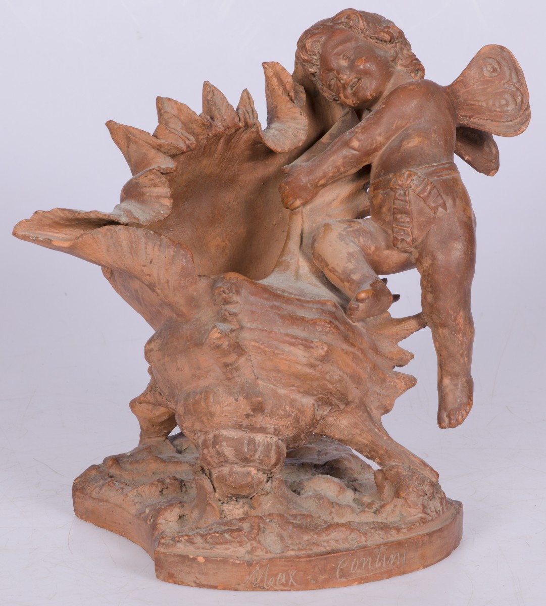 Een terracotta sculptuur van psyche die in een schelp kruipt, Italië, laat 19e eeuw.