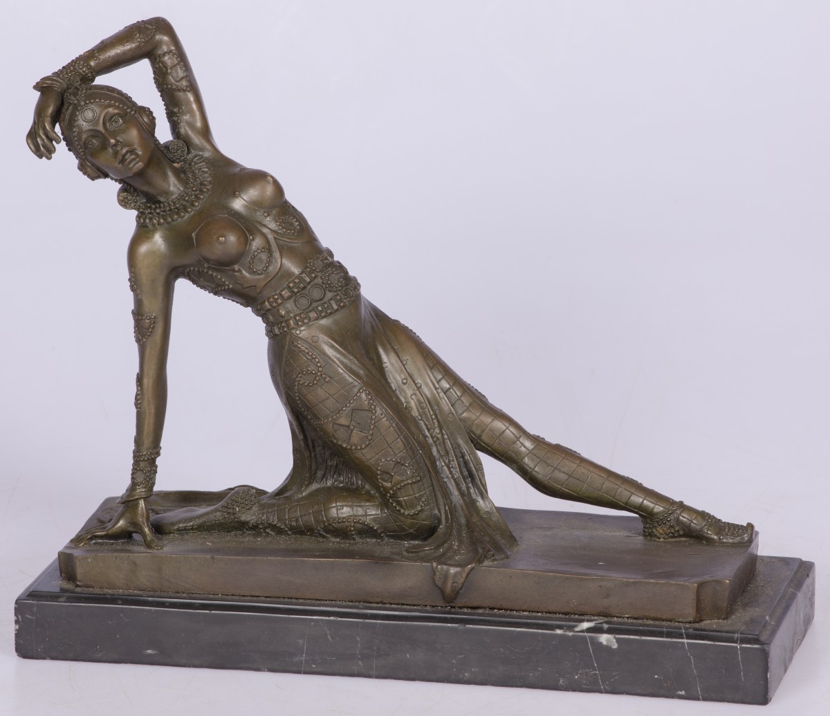 Een bronzen beed van een oriëntaalse danseres (nagietsel) possibly Mata Hari, Frankrijk, 2e helft 20e eeuw.