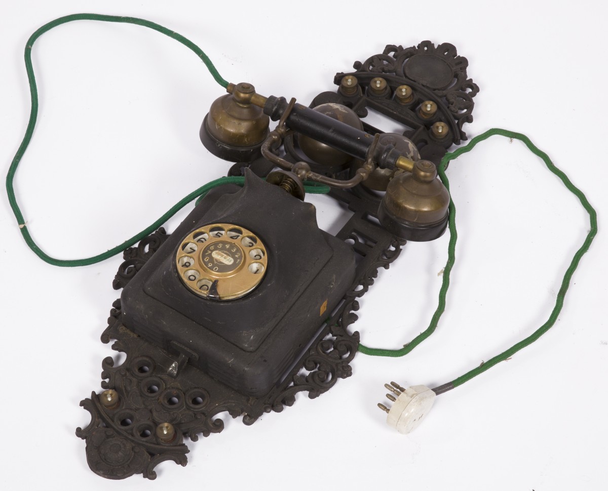 Een gietijzeren en bakelieten wandtelefoon, Zweden, begin 20e eeuw.