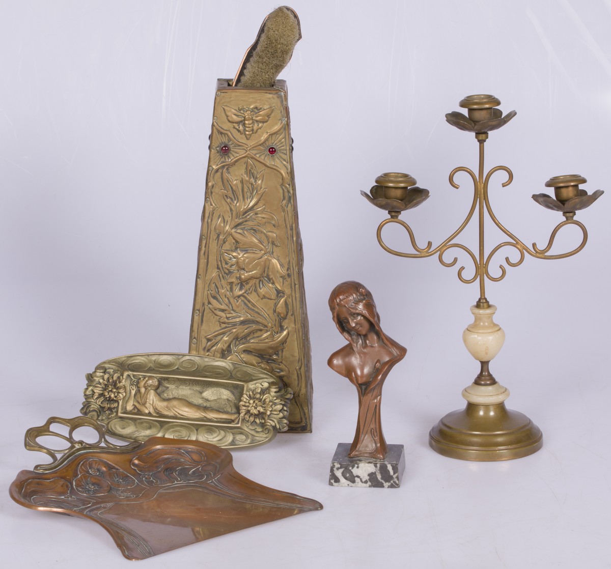 Een lot diverse Art Nouveau stijl items, 1e helft 20e eeuw.