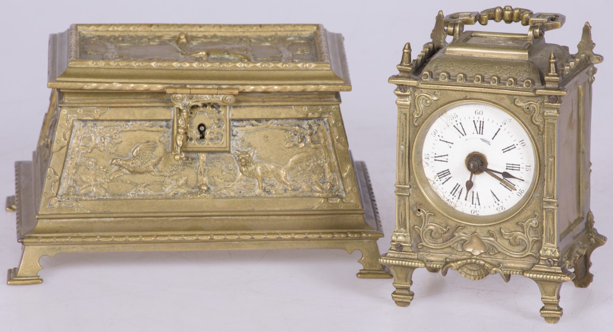 Een bronzen carriage clock met daarbij een bronzen doos, Frankrijk, 1e helft 20e eeuw.