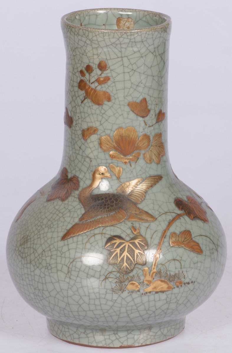 Een celadon vaas met goud geverfd decor, Japan, begin 20e eeuw.