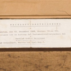 Duitse School, 18e eeuw. Portret van een officier in rode frak en pruik leunend op een gebroken zuil.