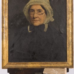 Hollandse School, ca. 1900. Portret van een bebrilde dame met kanten muts.