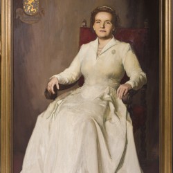 Adrianus "Marie" van der Plas (Rotterdam 1899 - 1974 Kerkrade), Portret van HKH Juliana Koningin der Nederlanden (1848 - 1980).