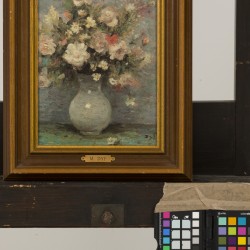 Marcel Dyf (Parijs 1899 - 1985 Bois d'Arcy, Fr.), Een stilleven van witte rozen en margrietjes in een vaas. .