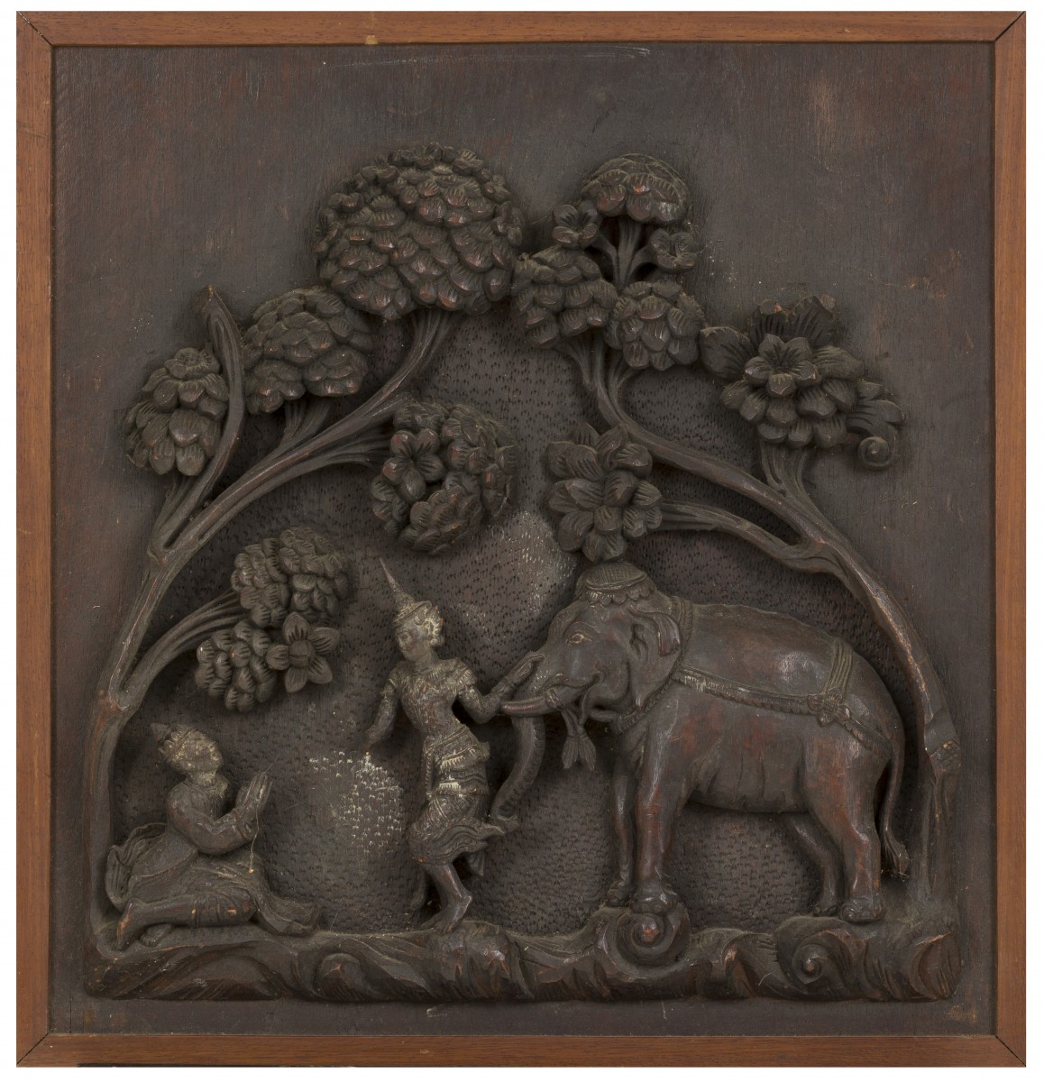 Een gestoken houten reliëf plaquette met decor van figuren in een landschap, Birma, 20e eeuw.