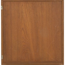 Een gestoken houten reliëf plaquette met decor van figuren in een landschap, Birma, 20e eeuw.