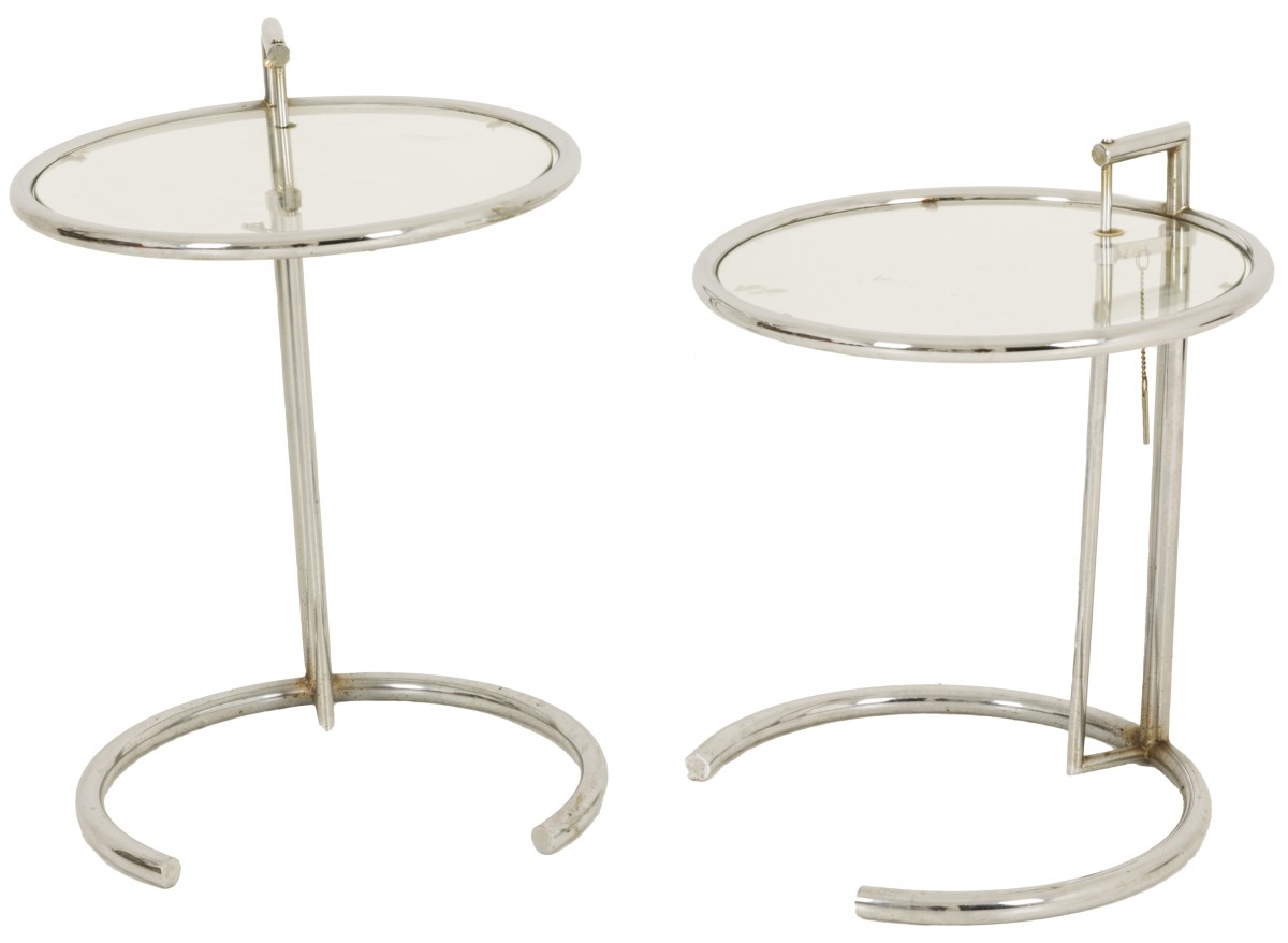 Naar: Eileen Gray (Enniscorthy 1878 - 1976 Paris), Een set van (2) identieke bijzettafels E1027, 2e helft 20e eeuw.