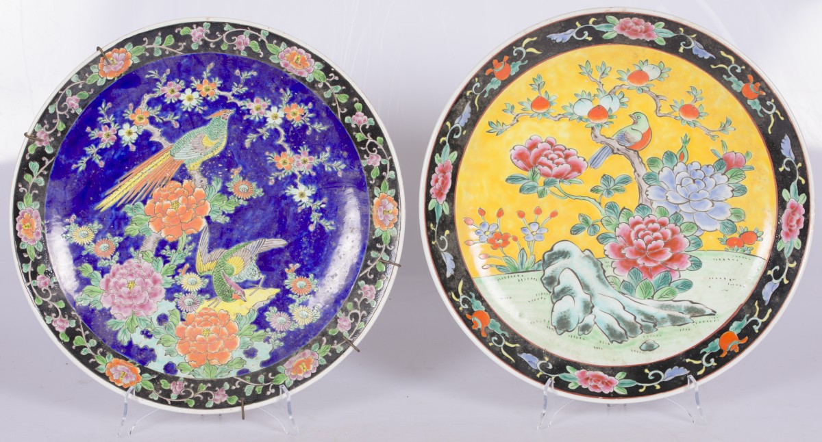 Een lot van (2) porseleinen schotels met floraal decor, Japan, 1e helft 20e eeuw.