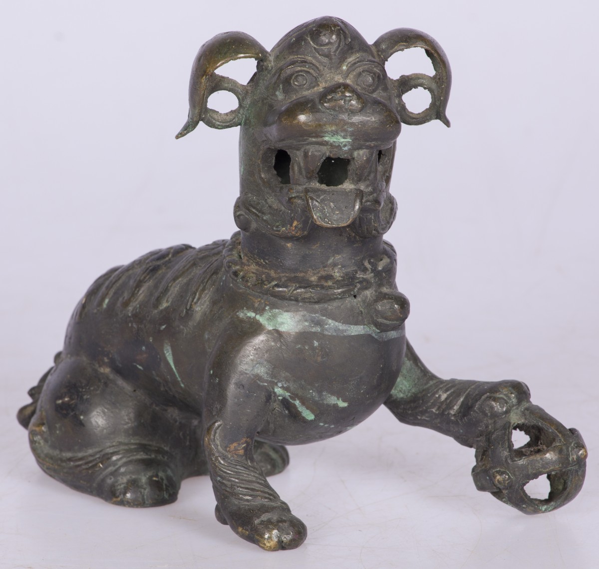 Een bronzen foo dog, China, 19e/20e eeuw.