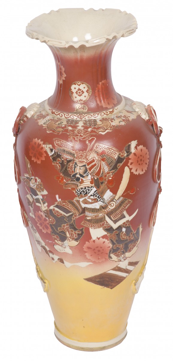 Een Satsuma vaas van aardewerk, gedecoreerd met diverse figuren, Japan, eind 19e eeuw.