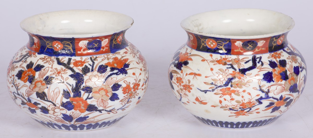 Een set van (2) porseleinen bloempotten met Imari decor, Japan, eind 19e eeuw.