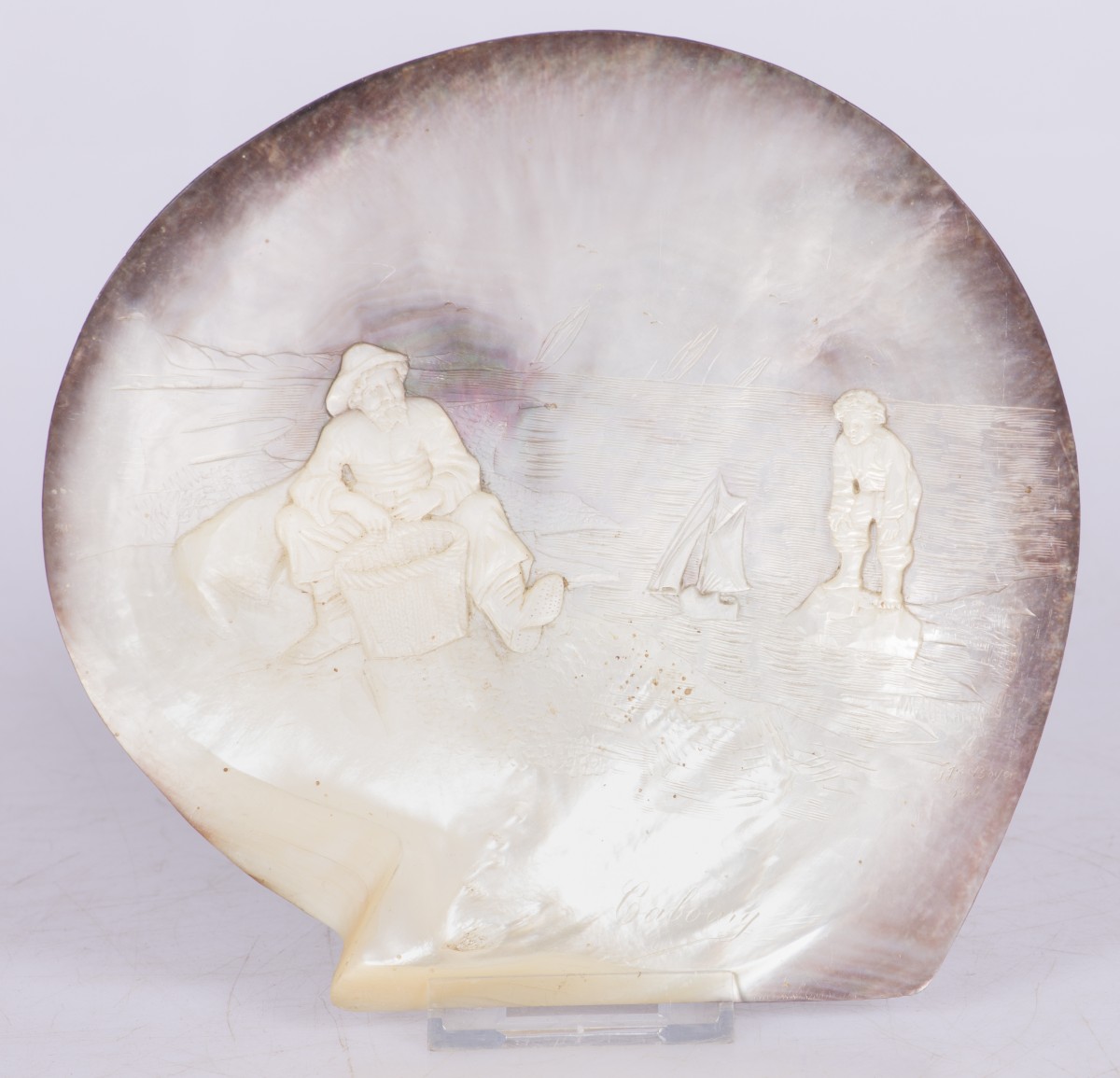 Een cameo schelp met voorstelling van visser. 20e eeuw.