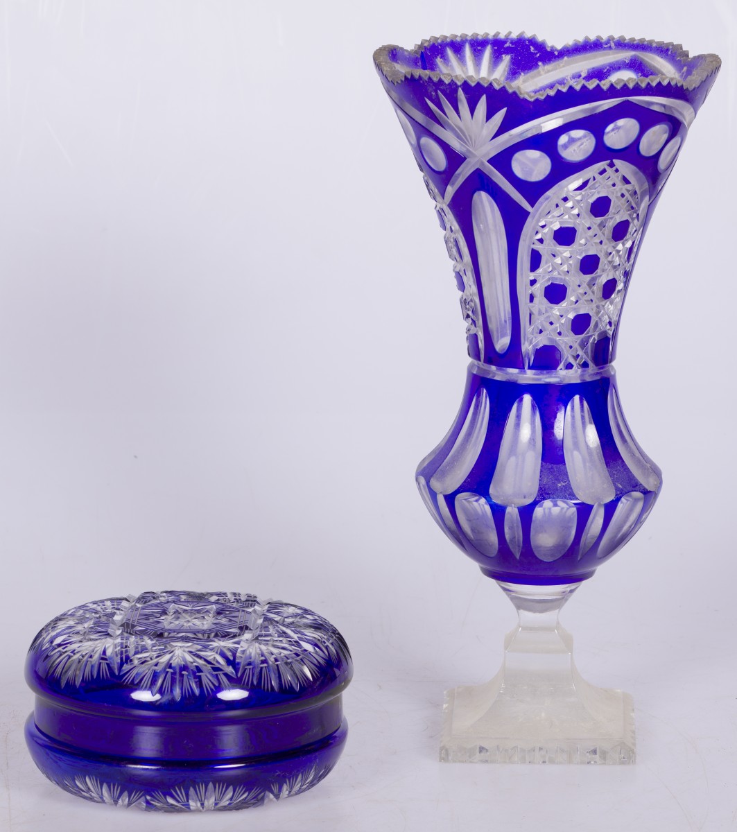 Een lot van (2) Boheems geslepen glazen objecten bestaande uit een vaas en dekseldoos, 20e eeuw.