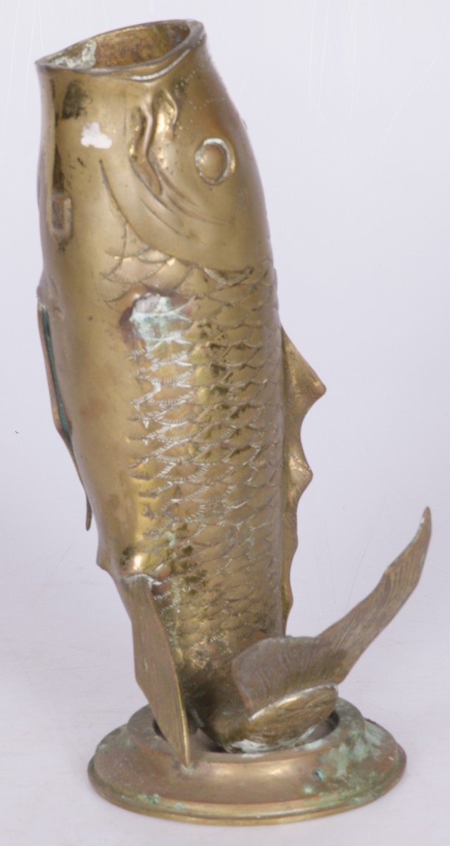 Een bronzen sculptuur in de vorm van een Arowana (vis / gelukssymbool), China, 1st half 20th century.