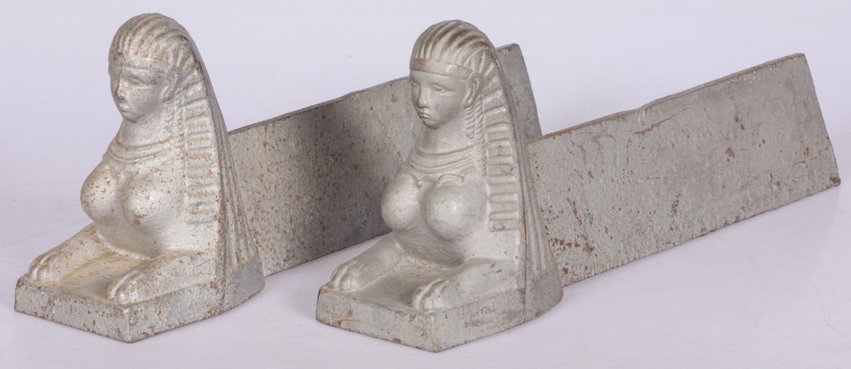 Een set van (2) gietijzeren vuurbokken met Sphinx figuren, Frankrijk, ca. 1900.