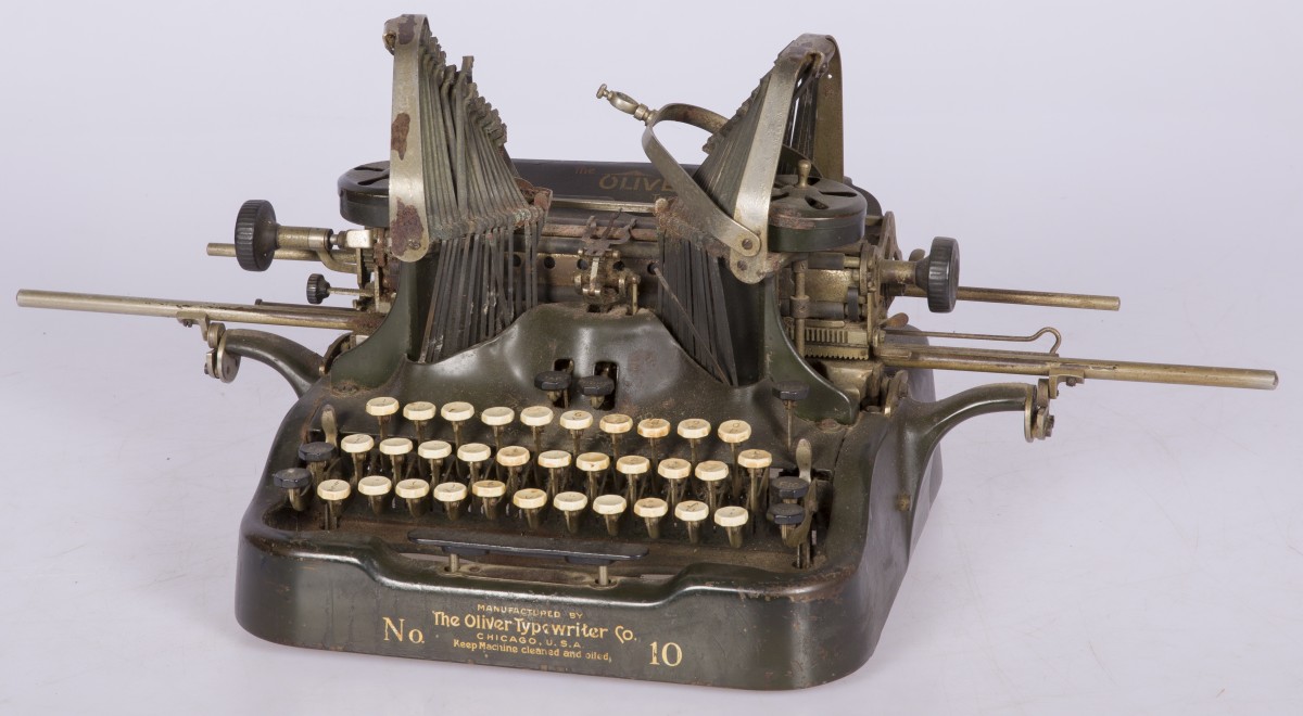 Een oude typemachine, gemerkt: Oliver, Verenigd Koninkrijk, 1e kwart 20e eeuw.