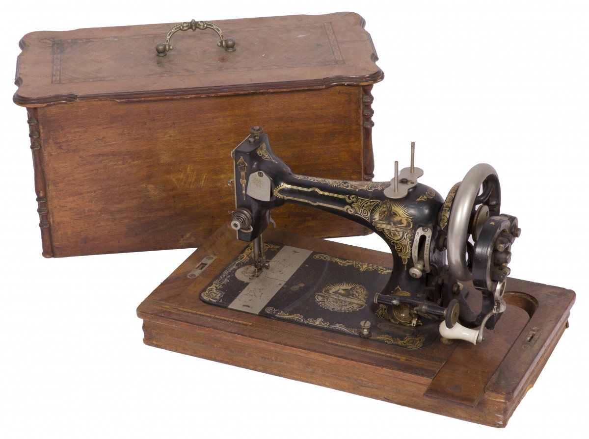 Een naaimachine in originele kist, Duitsland(?), ca. 1900.