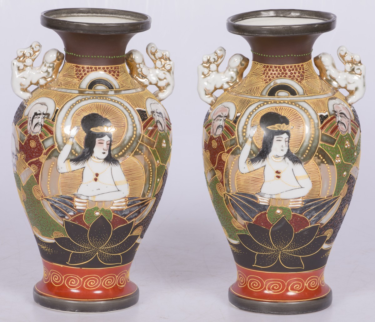 Een set van (2) porseleinen vazen met Satsuma decor, Japan, 2e helft 20e eeuw.