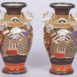 Een set van (2) porseleinen vazen met Satsuma decor, Japan, 2e helft 20e eeuw.